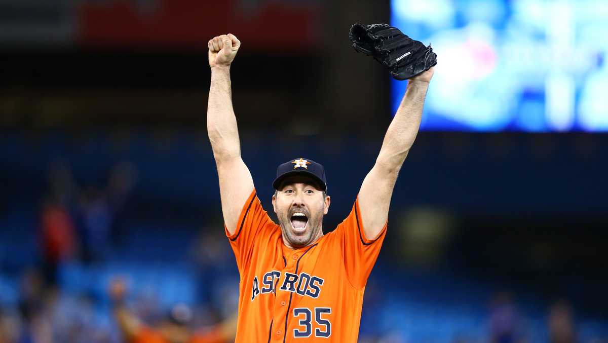 HOUSTON, TX - JUNE 19: New York Mets starting pitcher and former Houston  Astros pitcher Justin Verlander (35) stands for fans in tribute in his  honor before receiving his 2022 World Series