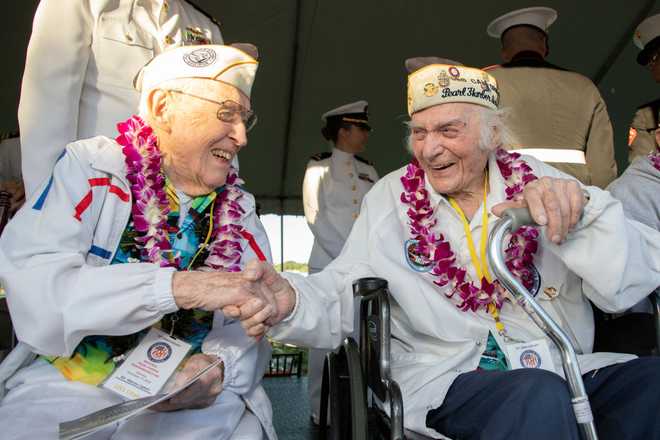 HONOLULU, HI - 7 DE DICIEMBRE: Feliz cumpleaños a Warren Upton, un centenario del USS Utah, y al jefe de la Marina sobreviviente de Pearl Harbor, Joseph Mariani, quien cumplirá 100 años el 12 de diciembre durante el 78º aniversario de Pearl Harbor. Ataques de la Segunda Guerra Mundial al Memorial Nacional de Pearl Harbor el 7 de diciembre de 2019 en Honolulu, Hawaii. En la mañana del 7 de diciembre de 1941, los japoneses lanzaron un ataque aéreo militar sorpresa contra la base naval de Pearl Harbor que conducía a los Estados Unidos de América. la entrada oficial en la Segunda Guerra Mundial al día siguiente. El ataque mató a 2.335 personas y dañó o hundió decenas de buques de guerra. (Foto de Kat Wade/Getty Images)