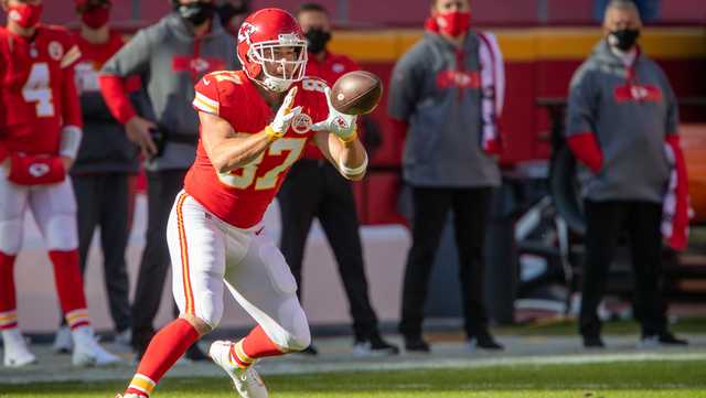 B/R Gridiron on X: Travis Kelce is 16 yards away from D-Hop for the  league-lead in receiving yards. Not your average tight end.   / X