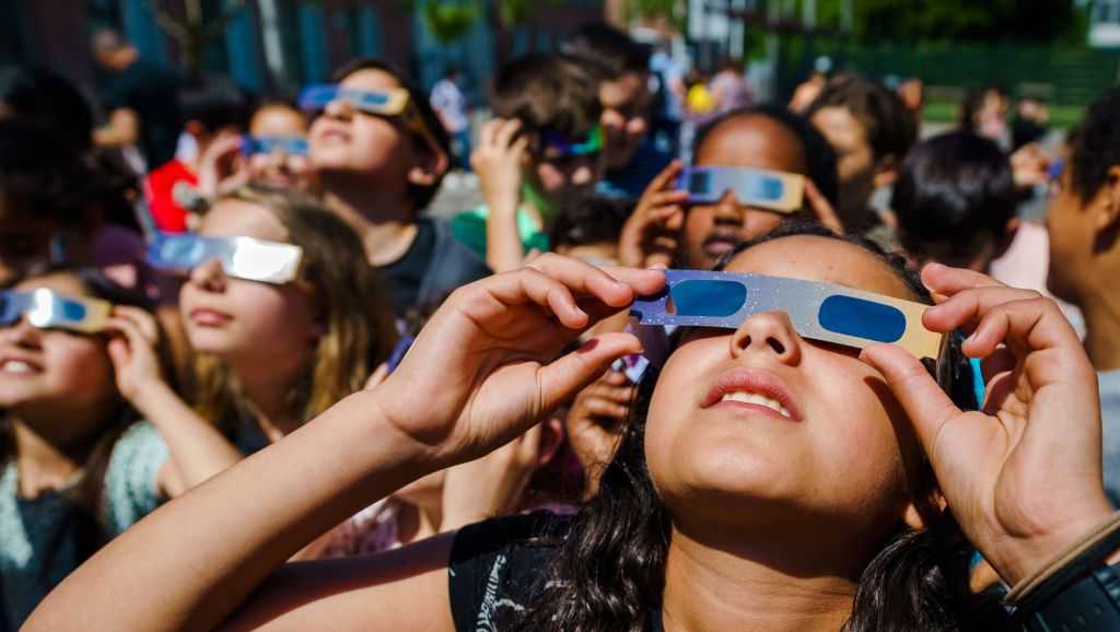 Looking at the solar eclipse can cause permanent eye damage - Vimarsana News