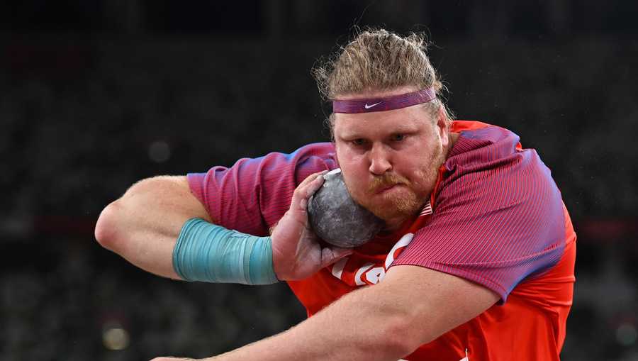 Arkansas volunteer Ryan Crouser leads Olympic field in shot put