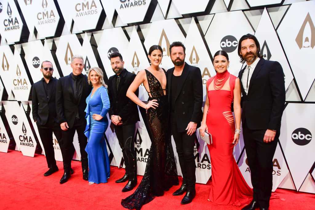 PHOTOS: 2021 CMA Awards red carpet looks