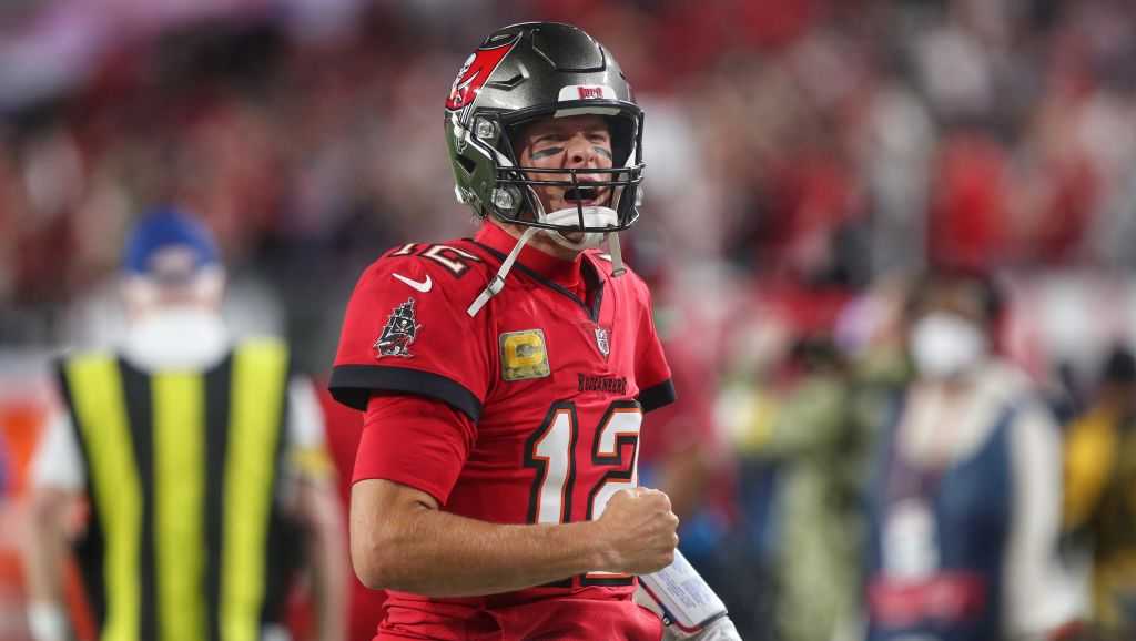 Mike Evans of the Tampa Bay Buccaneers celebrates a first down News  Photo - Getty Images