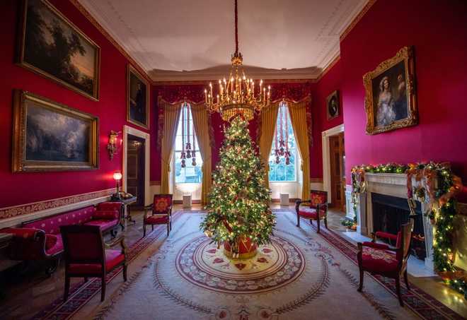 White House holiday decor honors COVID-19 frontline workers