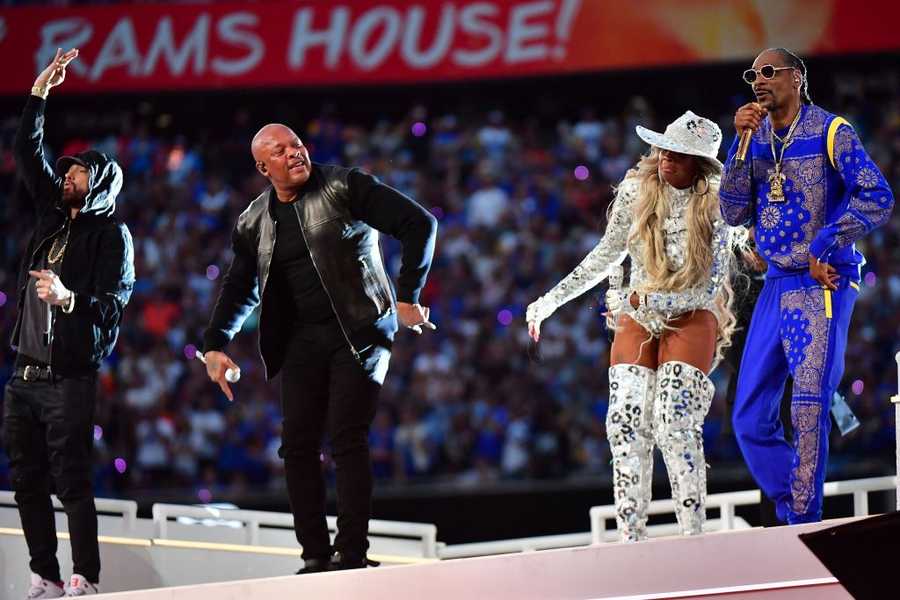 AMFOOT-NFL-SUPERBOWL-LVI-RAMS-BENGALS-ENTERTAINMENT-HALFTIME (From L) Eminem, Dr. Dre, Mary J. Blige and Snoop Dogg perform during the halftime show of Super Bowl LVI between the Los Angeles Rams and the Cincinnati Bengals at SoFi Stadium in Inglewood, California, on February 13, 2022. (Photo by FREDERIC J. BROWN / AFP) (Photo by FREDERIC J. BROWN/AFP via Getty Images)