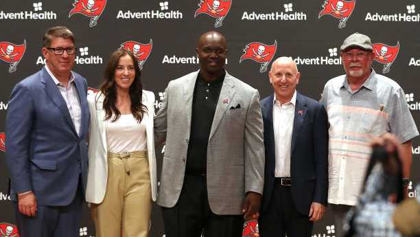 TAMPA, FL - MARCH 31: Buccaneers General Manager Jason Licht, Co-owner Darcie Glazer Kasewitz, Head Coach Todd Bowles, Co-owner Joel Glazer and former Head Coach Bruce Arians gather together after the press conference with former Head Coach Bruce Arians and newly named Head Coach Todd Bowles on March 31, 2022 at AdventHealth Training Center in Tampa,FL. (Photo by Cliff Welch/Icon Sportswire via Getty Images)