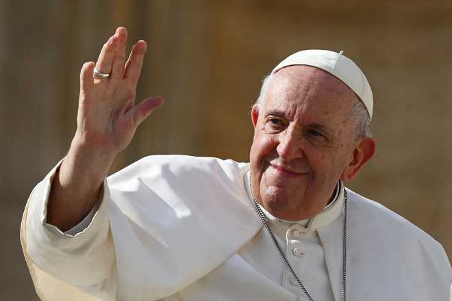 Pope&#x20;Francis&#x20;&#x28;L&#x29;&#x20;waves&#x20;at&#x20;the&#x20;end&#x20;of&#x20;his&#x20;weekly&#x20;general&#x20;audience&#x20;at&#x20;Saint&#x20;Peter&amp;apos&#x3B;s&#x20;Square&#x20;in&#x20;the&#x20;Vatican&#x20;on&#x20;October&#x20;26,&#x20;2022.&#x20;&#x28;Photo&#x20;by&#x20;Vincenzo&#x20;PINTO&#x20;&#x2F;&#x20;AFP&#x29;&#x20;&#x28;Photo&#x20;by&#x20;VINCENZO&#x20;PINTO&#x2F;AFP&#x20;via&#x20;Getty&#x20;Images&#x29;