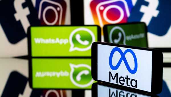 This picture taken on January 12, 2023 in Toulouse, southwestern France shows a smartphone and a computer screen displaying the logos of the Instagram, Facebook, WhatsApp and their parent company Meta. (Photo by Lionel BONAVENTURE / AFP) (Photo by LIONEL BONAVENTURE/AFP via Getty Images)