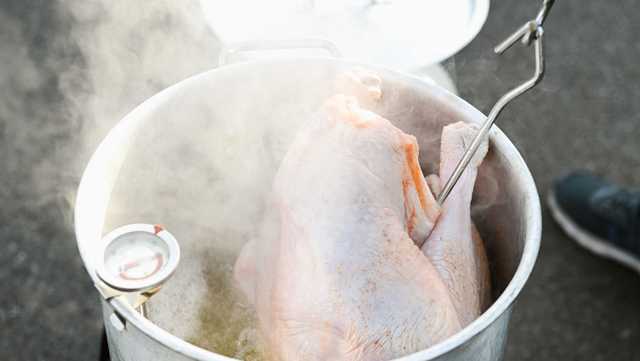 How do you safely deep fry a turkey? Here are some tips - Vimarsana News