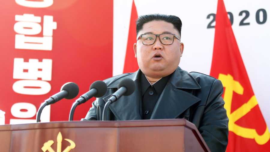 Le dictateur nord-coréen Kim Jong-un lors de l&apos;inauguration des travaux pour la construction de l&apos;hôpital général de Pyongyang le 17 mars 2020, Corée du Nord.