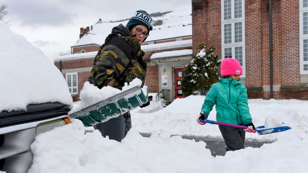 Here's what to keep in your car during winter weather