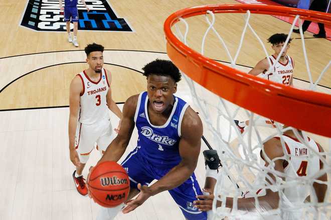 INDIANAPOLIS,&#x20;INDIANA&#x20;-&#x20;MARCH&#x20;20&#x3A;&#x20;Joseph&#x20;Yesufu&#x20;&#x23;1&#x20;of&#x20;the&#x20;Drake&#x20;Bulldogs&#x20;drives&#x20;to&#x20;the&#x20;basket&#x20;in&#x20;the&#x20;first&#x20;round&#x20;game&#x20;of&#x20;the&#x20;2021&#x20;NCAA&#x20;Men&amp;apos&#x3B;s&#x20;Basketball&#x20;Tournament&#x20;against&#x20;the&#x20;USC&#x20;Trojans&#x20;at&#x20;Bankers&#x20;Life&#x20;Fieldhouse&#x20;on&#x20;March&#x20;20,&#x20;2021&#x20;in&#x20;Indianapolis,&#x20;Indiana.&#x20;&#x28;Photo&#x20;by&#x20;Sarah&#x20;Stier&#x2F;Getty&#x20;Images&#x29;