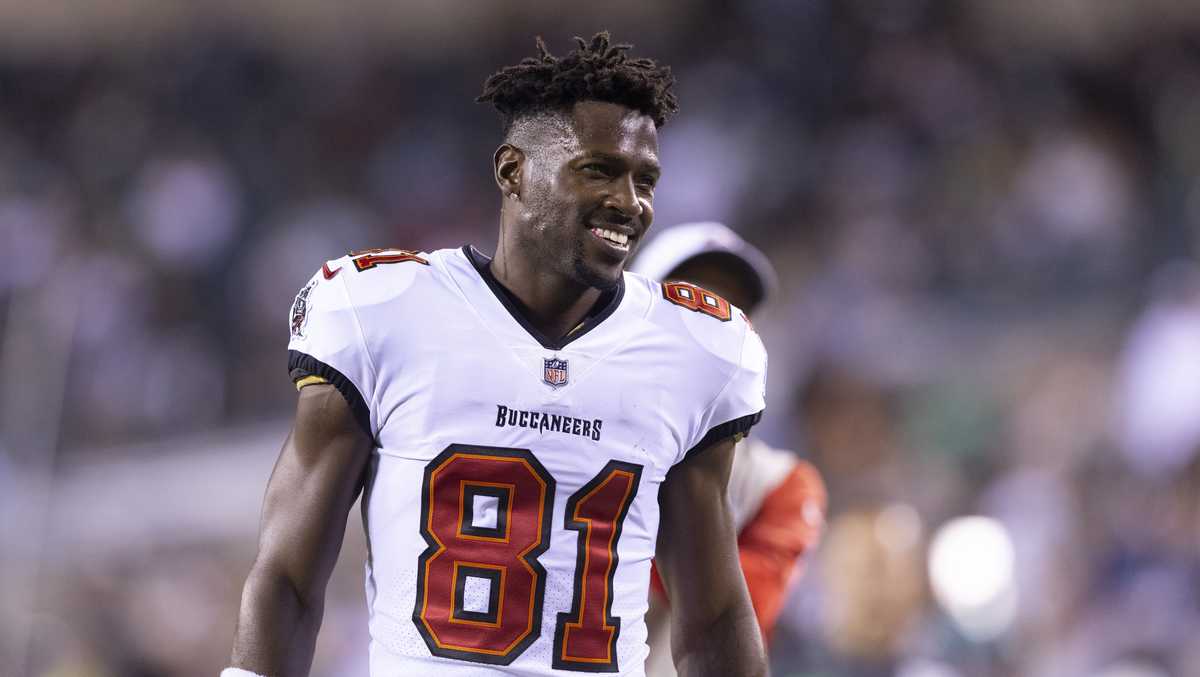 Tampa Bay WR Antonio Brown ripped off his jersey, equipment before leaving  the field midgame; coach says he's off the team