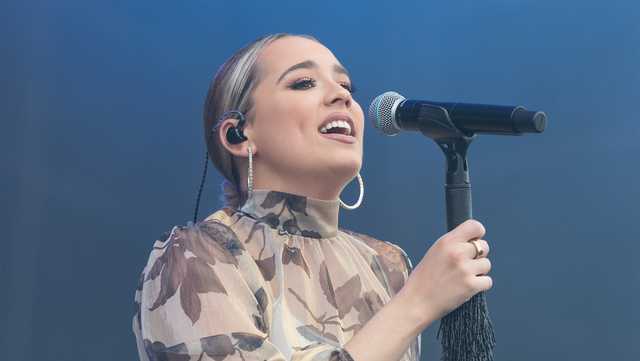 Munhall's own Gabby Barrett co-hosts upcoming 'CMA Country Christmas' on ABC - Vimarsana News