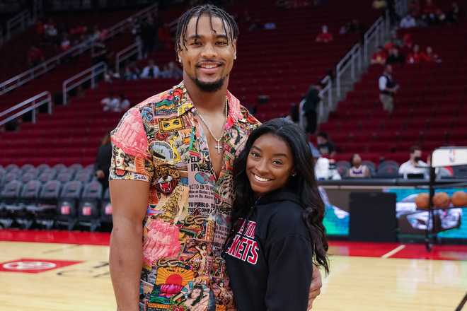 HOUSTON,&#x20;TEXAS&#x20;-&#x20;DECEMBER&#x20;28&#x3A;&#x20;Simone&#x20;Biles&#x20;and&#x20;Jonathan&#x20;Owens&#x20;attend&#x20;a&#x20;game&#x20;between&#x20;the&#x20;Houston&#x20;Rockets&#x20;and&#x20;the&#x20;Los&#x20;Angeles&#x20;Lakers&#x20;at&#x20;Toyota&#x20;Center&#x20;on&#x20;December&#x20;28,&#x20;2021&#x20;in&#x20;Houston,&#x20;Texas.&#x20;NOTE&#x20;TO&#x20;USER&#x3A;&#x20;User&#x20;expressly&#x20;acknowledges&#x20;and&#x20;agrees&#x20;that,&#x20;by&#x20;downloading&#x20;and&#x20;or&#x20;using&#x20;this&#x20;photograph,&#x20;User&#x20;is&#x20;consenting&#x20;to&#x20;the&#x20;terms&#x20;and&#x20;conditions&#x20;of&#x20;the&#x20;Getty&#x20;Images&#x20;License&#x20;Agreement.&#x20;&#x28;Photo&#x20;by&#x20;Carmen&#x20;Mandato&#x2F;Getty&#x20;Images&#x29;