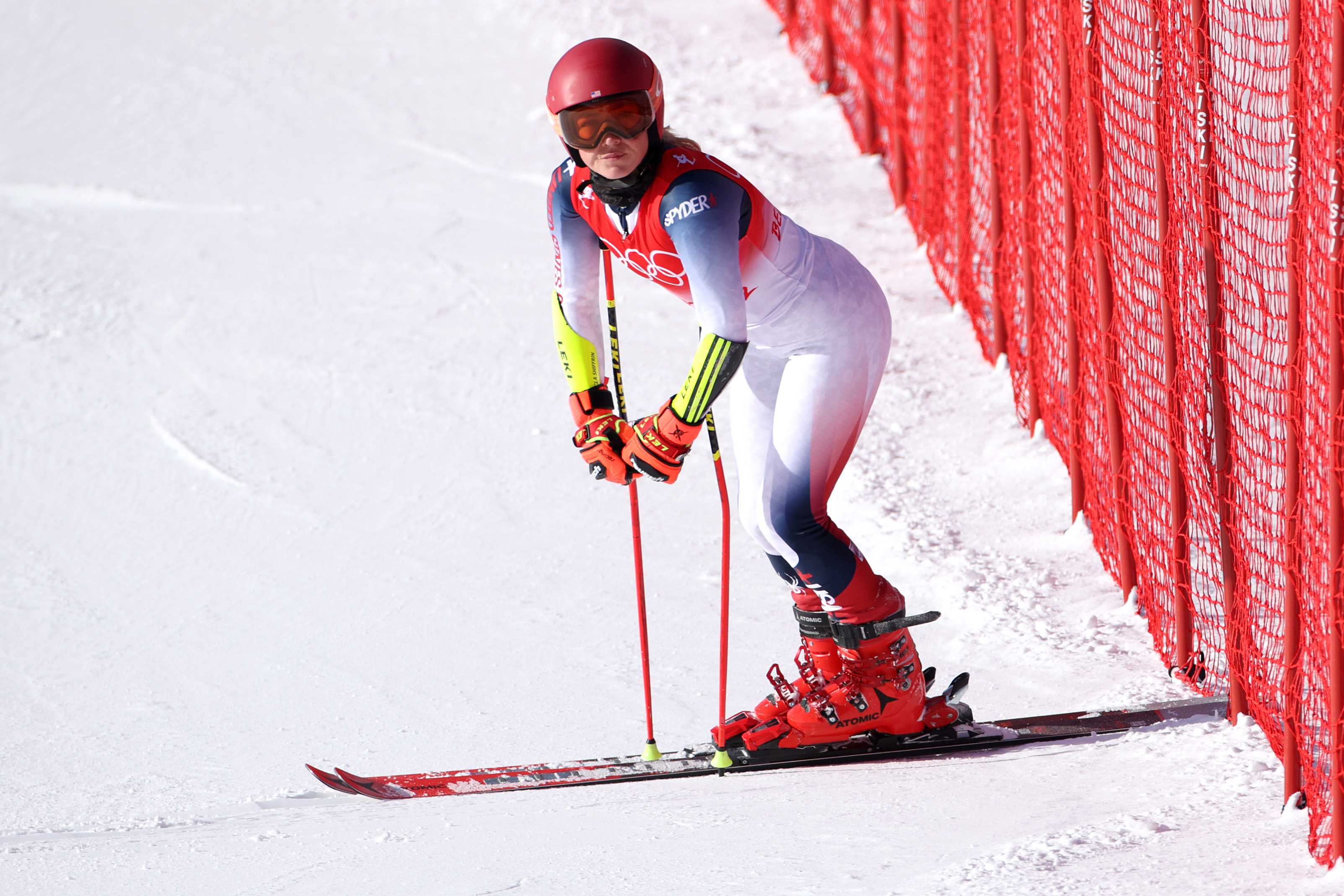 Video Mikaela Shiffrin falls in Olympic giant slalom event