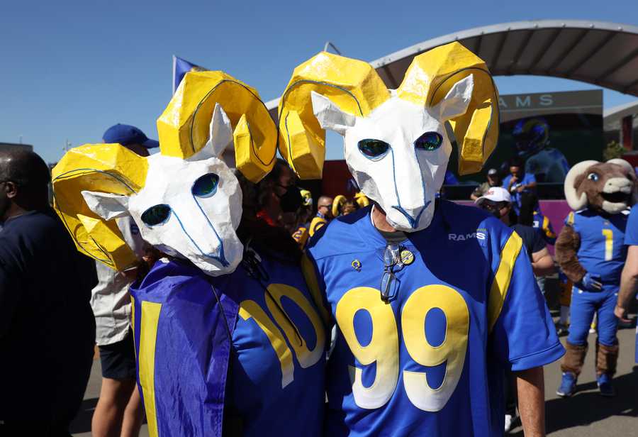 Super Bowl LVI - Los Angeles Rams v Cincinnati Bengals INGLEWOOD, CALIFORNIA - FEBRUARY 13: Los Angeles Rams fans pose outside the stadium before Super Bowl LVI against the Cincinnati Bengals at SoFi Stadium on February 13, 2022 in Inglewood, California. (Photo by Katelyn Mulcahy/Getty Images)