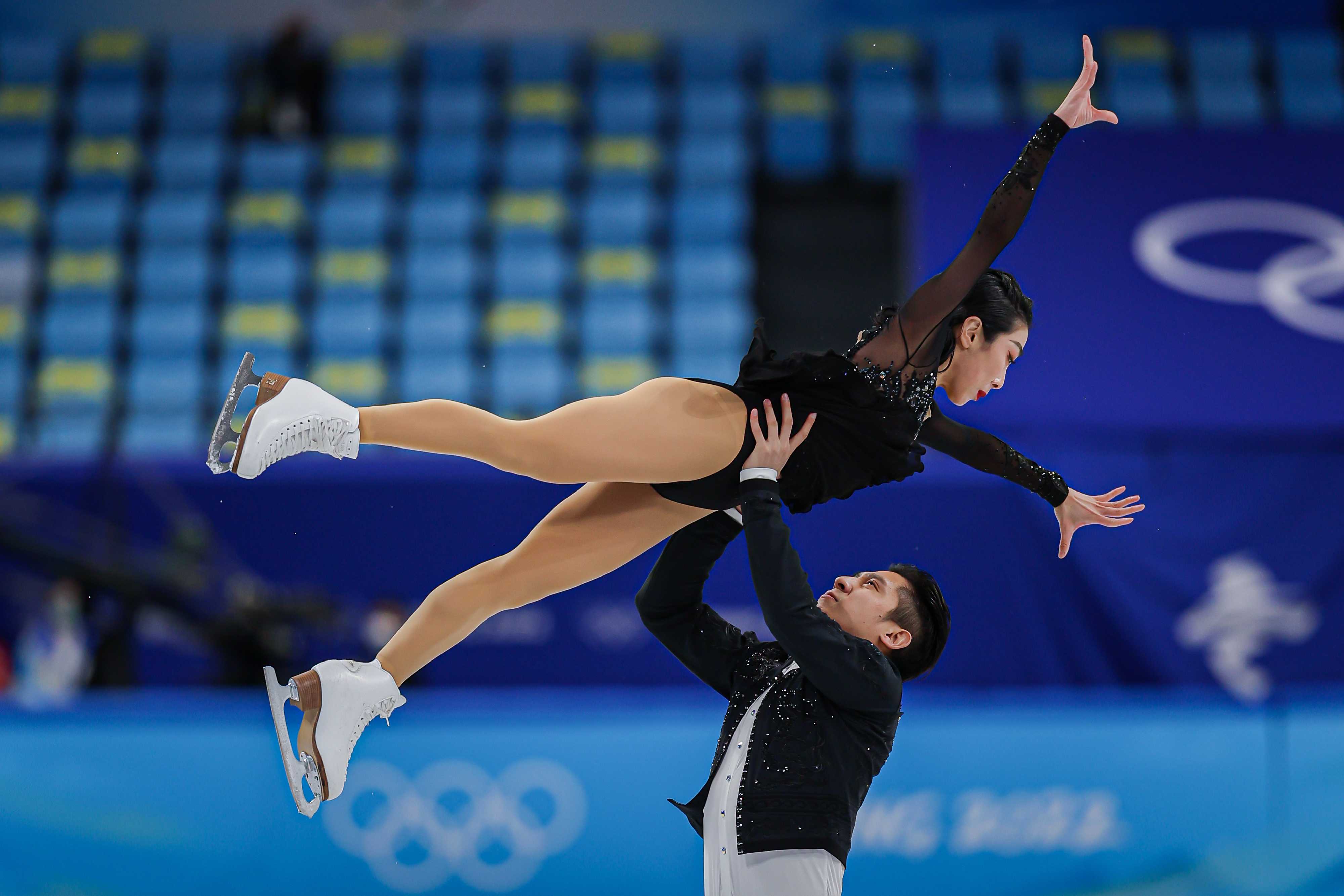 Winter Olympics Video Chinas Sui Wenjing, Han Cong set pairs record in figure skating