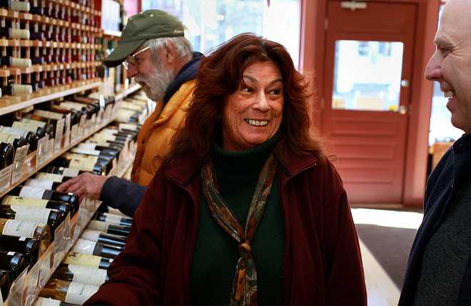 PROVINCETOWN, MA - 14 DE FEBRERO: Alice Brock - Alice de Arlo Guthrie. Ahora vive en Provincia, donde trabaja como artista. Está frente a su tienda de vinos favorita, Glass Half Full en Commercial Street. Jerry Swartz está a la derecha. (Foto de Jonathan Wiggs/The Boston Globe vía Getty Images)