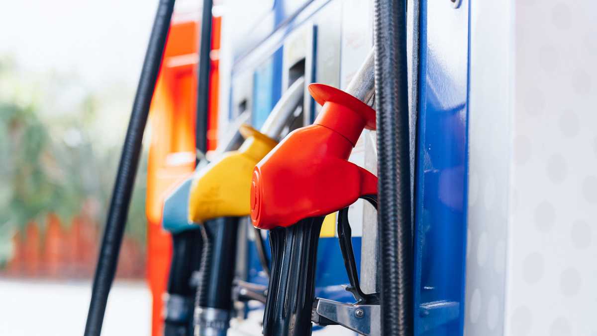 Gas prices averaging under $3 ahead of expected record holiday travel