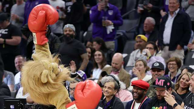 Floyd Mayweather and 50 Cent spotted at Kings Playoffs Game 2 - Vimarsana News