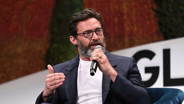 Hugh Jackman jumps barrier to Rockefeller Center Christmas tree - Vimarsana News