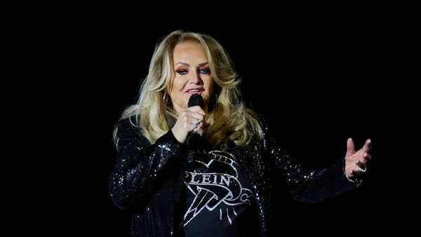 ESTORIL, PORTUGAL - APRIL 29: Welsh singer Bonnie Tyler performs onstage during a concert at Preto e Prata Hall in Casino Estoril on April 29, 2023 in Estoril, Portugal. This concert tour celebrates the 40th anniversary of the single 