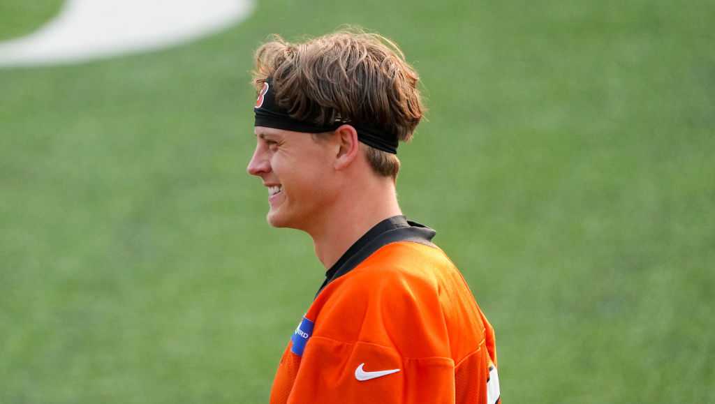 Headband JOE BURROW Looks Like HE'S BEEN HITTING THE WEIGHTS 