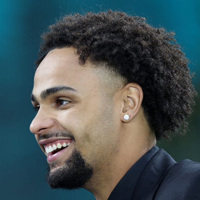 Juaron Watts-Brown observa durante el draft de 2023 MLB presentado por Nike celebrado en Lumen Field el 09 de julio de 2023 en Seattle, Washington.
