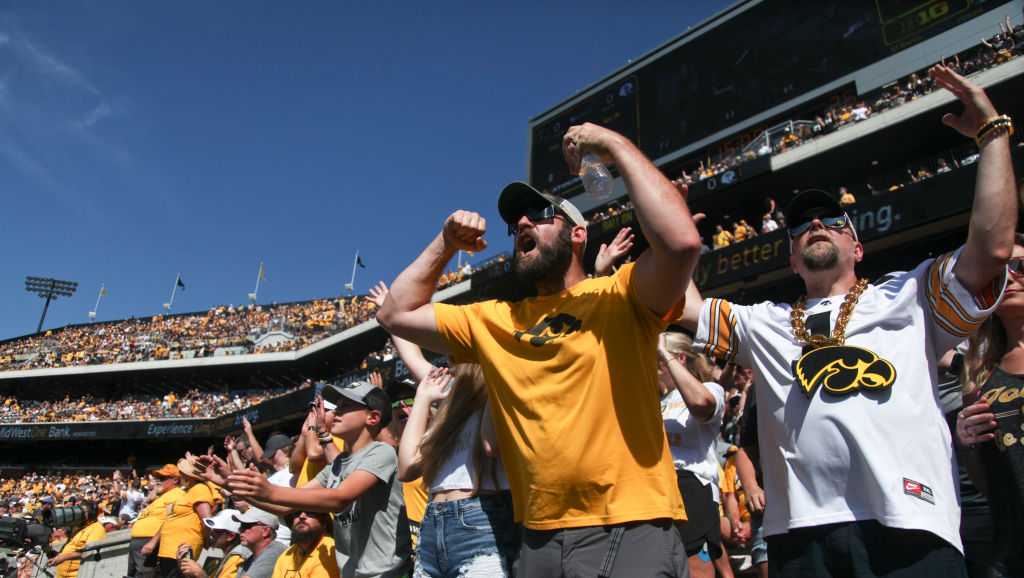 iowa-football-police-warn-hawkeye-fans-of-ticket-scams