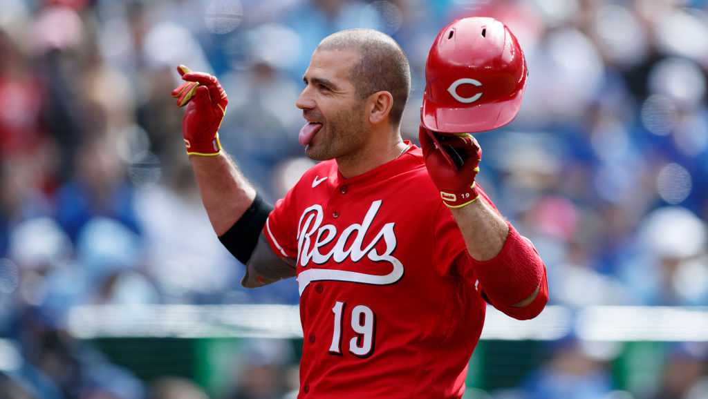 Votto hits tiebreaking HR in 8th, Reds beat Blue Jays 3-2