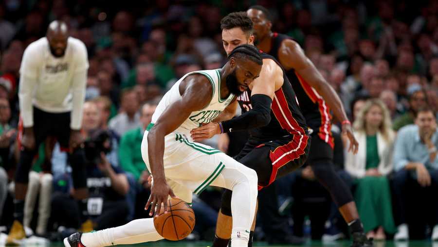 BOSTON, MASSACHUSETTS - MAY 23: Jaylen Brown #7 of the Boston Celtics drives the ball against Max Strus #31 of the Miami Heat during the third quarter in Game Four of the 2022 NBA Playoffs Eastern Conference Finals at TD Garden on May 23, 2022 in Boston, Massachusetts. NOTE TO USER: User expressly acknowledges and agrees that, by downloading and or using this photograph, User is consenting to the terms and conditions of the Getty Images License Agreement. (Photo by Elsa/Getty Images)