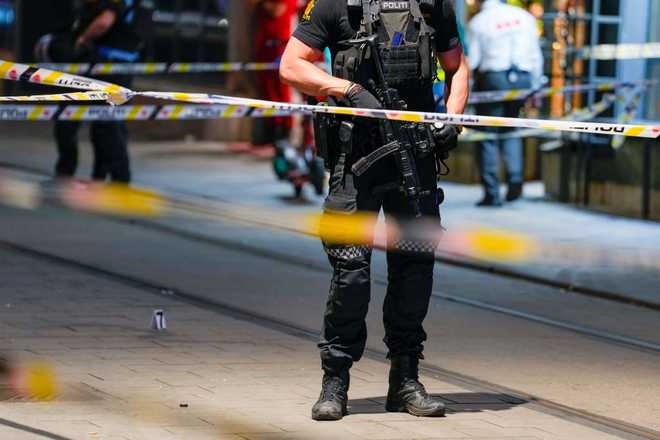 Police secure the area after a shooting in Oslo on June 25, 2022. - Two people were killed and several others seriously wounded in a shooting in central Oslo, Norwegian police said on June 25. - Norway OUT