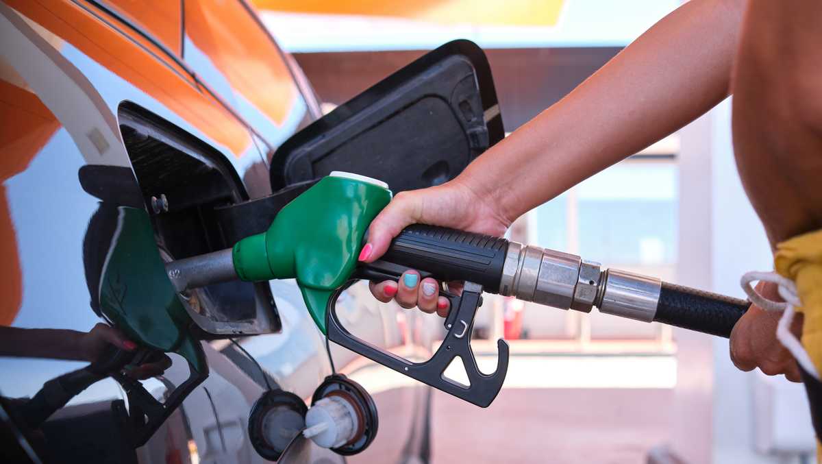 Which gasoline stations are out of gas in Lee County?