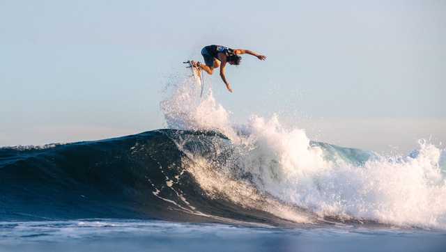 Hawaii surf champ, 24, reportedly dies after seizure in the water - Vimarsana News