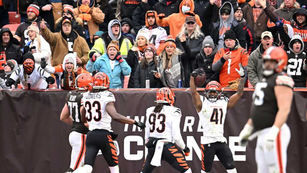 Chubb runs for 2 TDs, Browns blast Burrow, Bengals 32-13