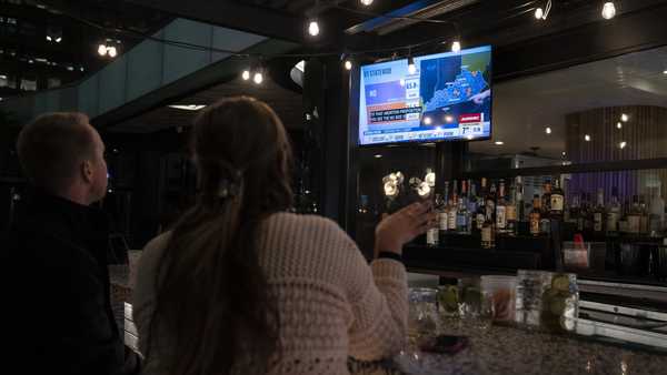 WASHINGTON, DC - NOVEMBER 08: People watch election results at a bar on November 8, 2022 in Washington, DC. Republicans are hoping to take control of the House of Representatives away from Democrats. (Photo by Sarah Silbiger/Getty Images)