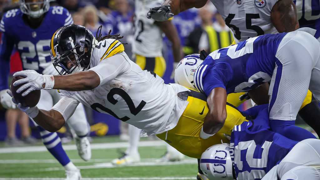 Najee Harris injury: Steelers RB suffers abdominal injury in Week 12 -  DraftKings Network