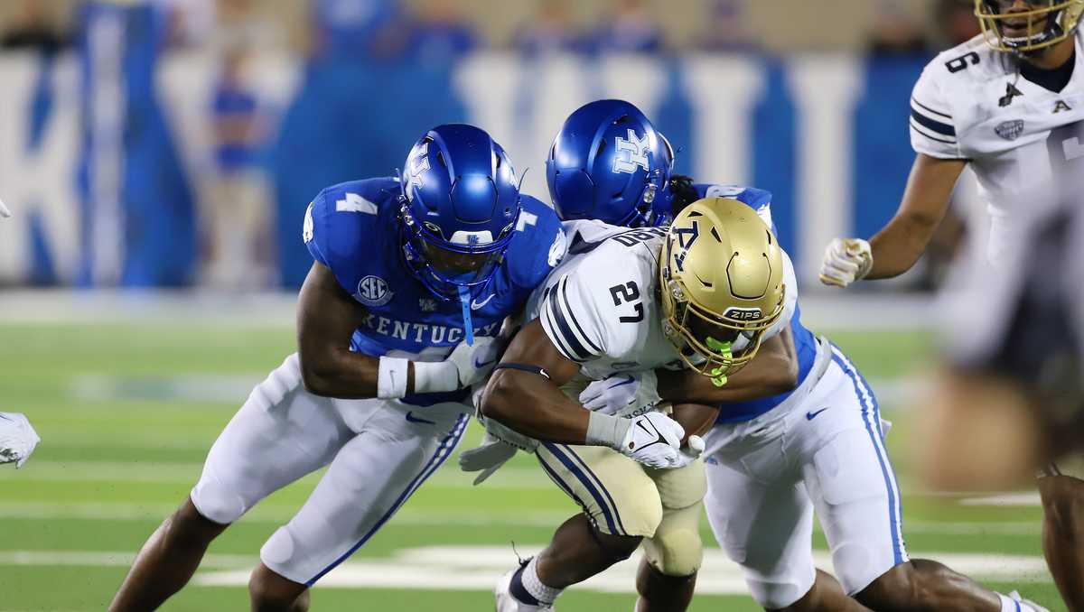 Devin Leary, Ray Davis lead Kentucky over Akron Zips