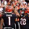 Bengals RB Mixon celebrates touchdown with coin flip