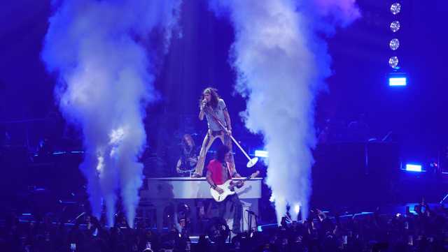 Omaha concert cancelled due to vocal injury