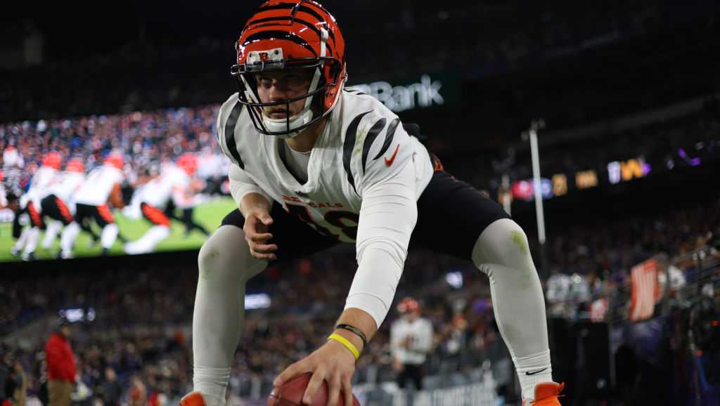 Bengals re-sign rookie long snapper Adomitis