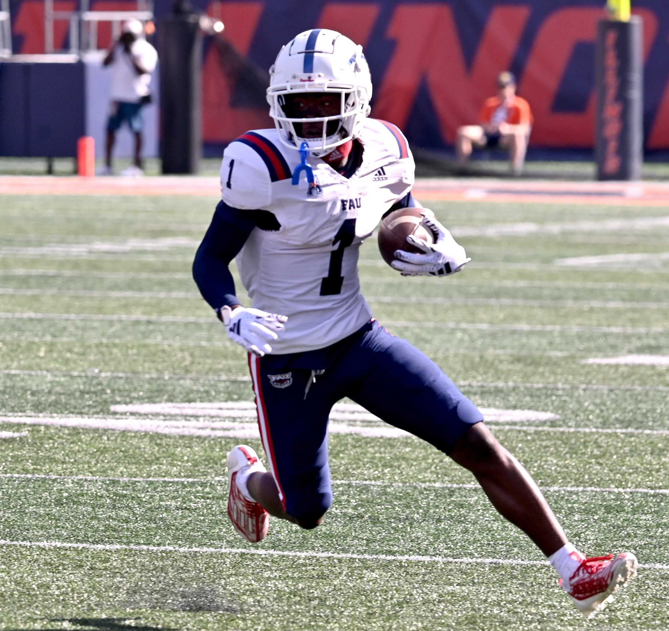 CHAMPAIGN, IL - SEPTEMBER 16: Illinois Fighting Illini Quarterback