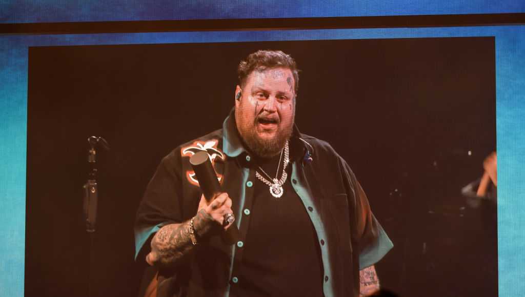 WATCH Jelly Roll wins artist of the year award while performing