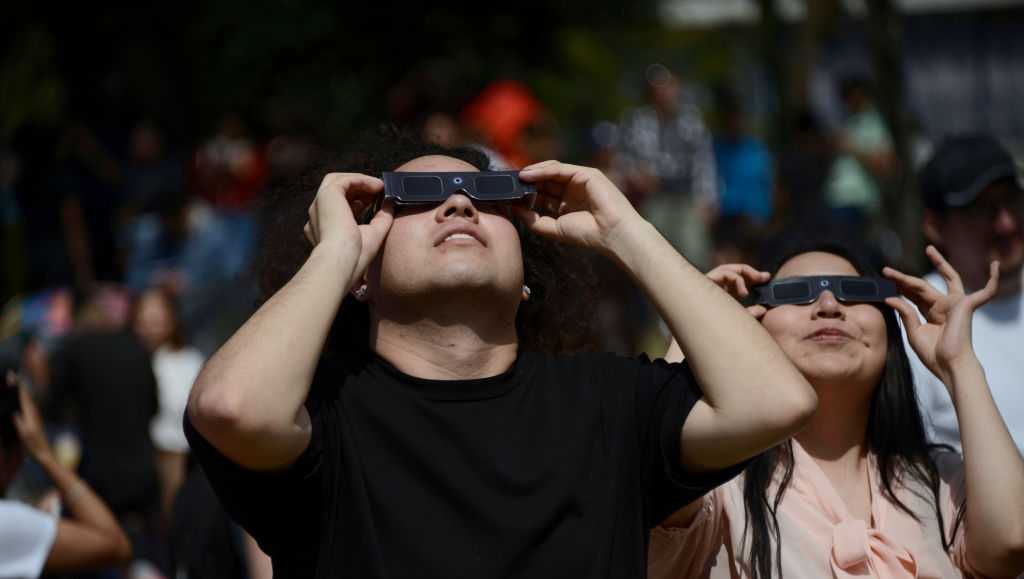 Onde comprar óculos para eclipse solar para o eclipse total de 8 de abril