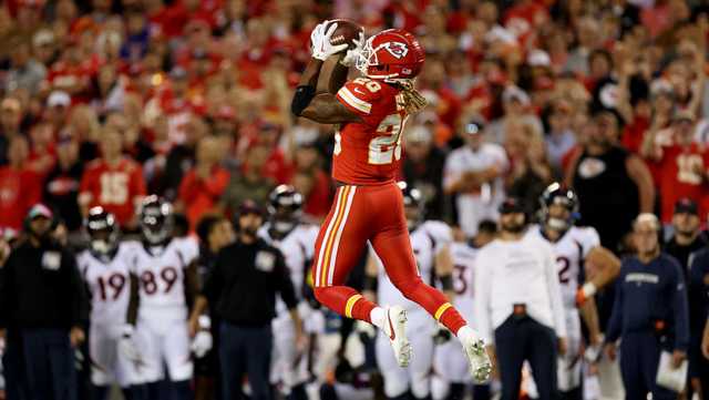 Chiefs' Travis Kelce throws helmet in frustration after interception