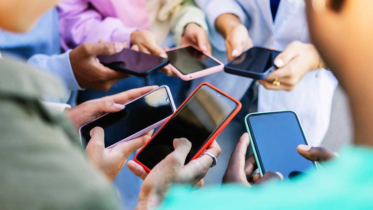 Friday marks deadline for New York school districts to submit Distraction Free cellphone plans