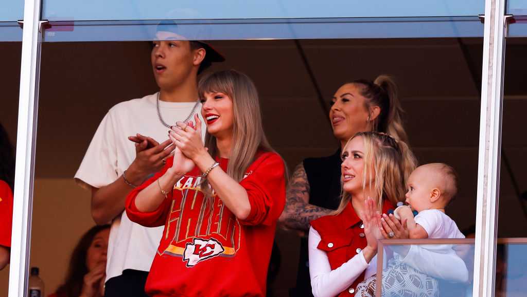 Taylor Swift lands in Kansas City for another head game