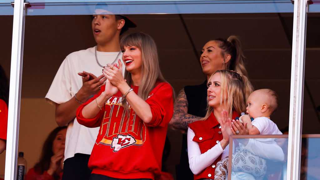 Taylor Swift lands in Kansas City for another head game