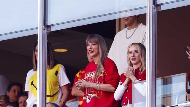 Taylor Swift fashion at NFL games during 2023 season - Vimarsana News